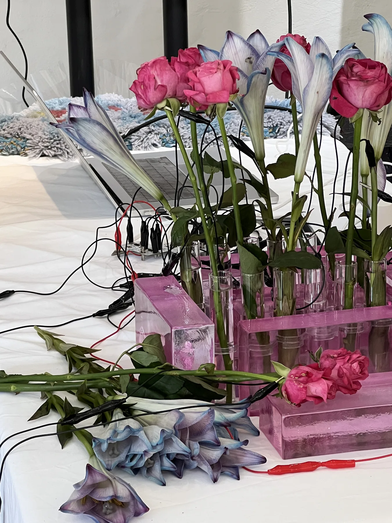Meta Rose, Conductive rose detail